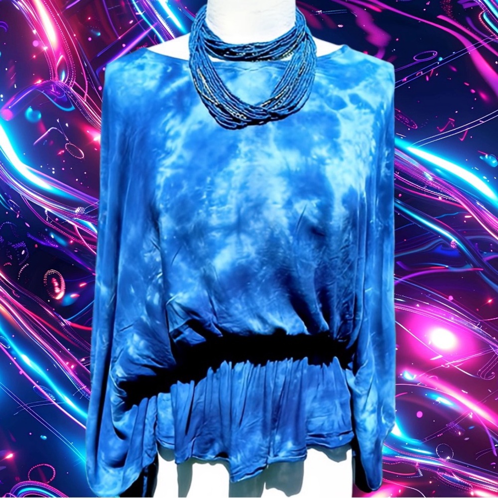 PEACEFUL PEOPLE BLUE TYE DYE LIGHT OPEN ARM TOP -L - NEW !
💙🦋